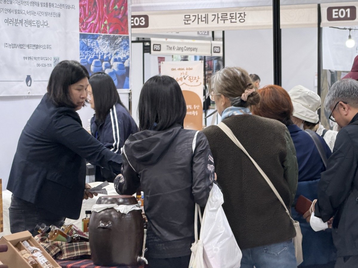 발효문화대전 행사장은 전국 각지의 질 좋은 발효식품을 구매하려는 시민들로 붐볐다. 박해윤 기자