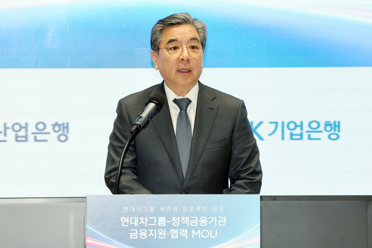 장재훈 현대차 부회장이 4월 6일 서울 영등포구 한국산업은행에서 열린 ‘현대차그룹 새만금 프로젝트 관련 현대차그룹-정책금융기관 금융지원·협력 업무협약식’에서 인사말을 하고 있다. 뉴스1 