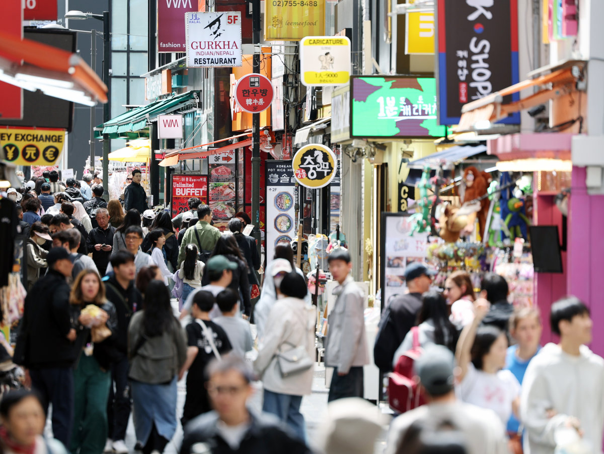 서울 명동 상가에 시민들과 관광객들이 쇼핑을 하고 있다. 뉴스1