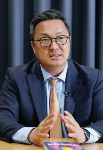 20여 년 상장지수펀드(ETF) 관련 경력을 토대로 책 ‘ETF 투자의 정석’을 쓴 김현빈 NH아문디자산운용 마케팅부문 부장. 조영철 기자