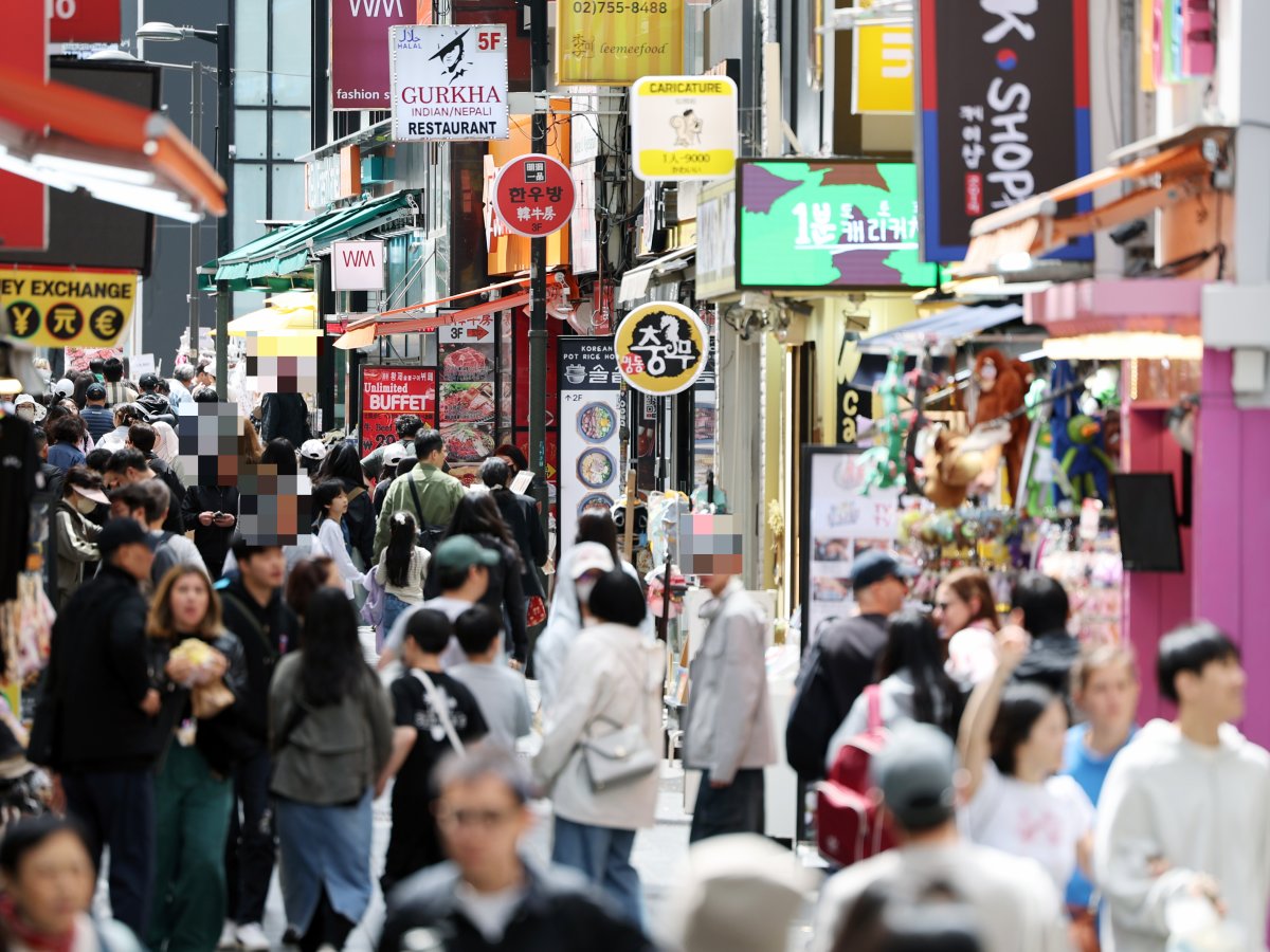 서울 명동 상가에서 시민들과 관광객들이 쇼핑을 하고 있다. 뉴스1
