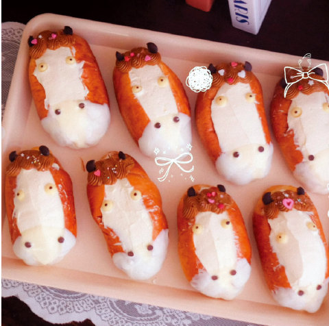 핫도그번 사이에 하얀 크림을 채워 말처럼 만든 말빵. 인스타그램 ‘creamberrymore’ 계정 캡처 