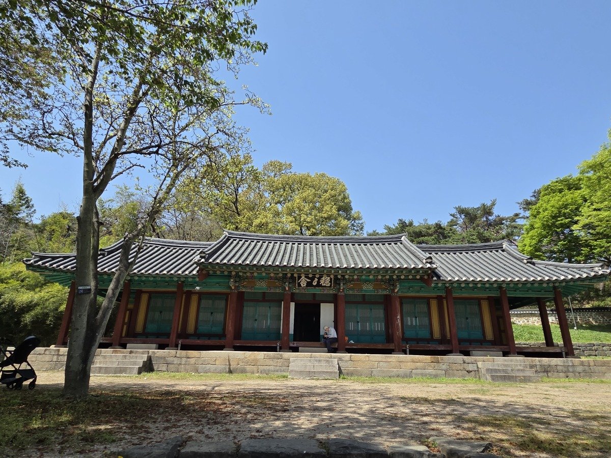 관악산 아래 고즈넉한 명당터에 자리한 온온사. 안영배 제공