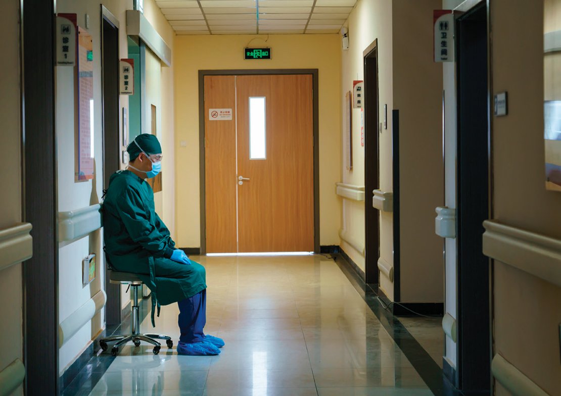 공공병원에 우수 의료진이 모이게 하려면 경제적 보상과 함께 연구 환경 조성, 경력 기회 제공 등이 필요하다. GETTYIMAGES