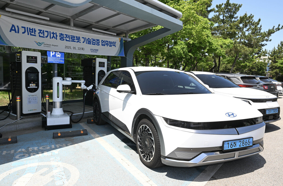 전기차 자동 충전 로봇을 이용해 현대차 아이오닉5 차량을 충전하는 모습. 현대차·기아 제공