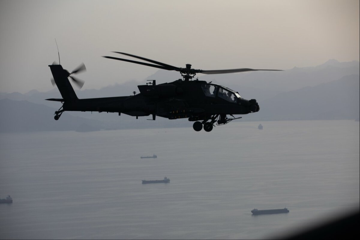 페르시아만을 초계 비행 중인 미군 AH-64E 아파치 가디언 공격헬기. 미국 중부사령부 제공