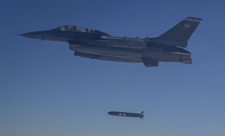 미국 공군 F-16 전투기가 신형 사거리연장공격탄(ERAM) AGM-188A ‘러스티 대거’를 시험 투하하고 있다. 미국 공군 제공