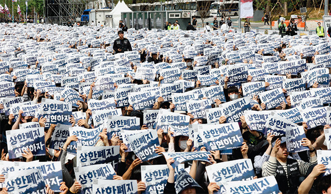 삼성전자 노동조합 공동투쟁본부 조합원들이 4월 23일 경기 평택시 고덕동 삼성전자 평택캠퍼스에서 열린 ‘4·23 투쟁 결의대회’에서 구호를 외치고 있다. 뉴스1 