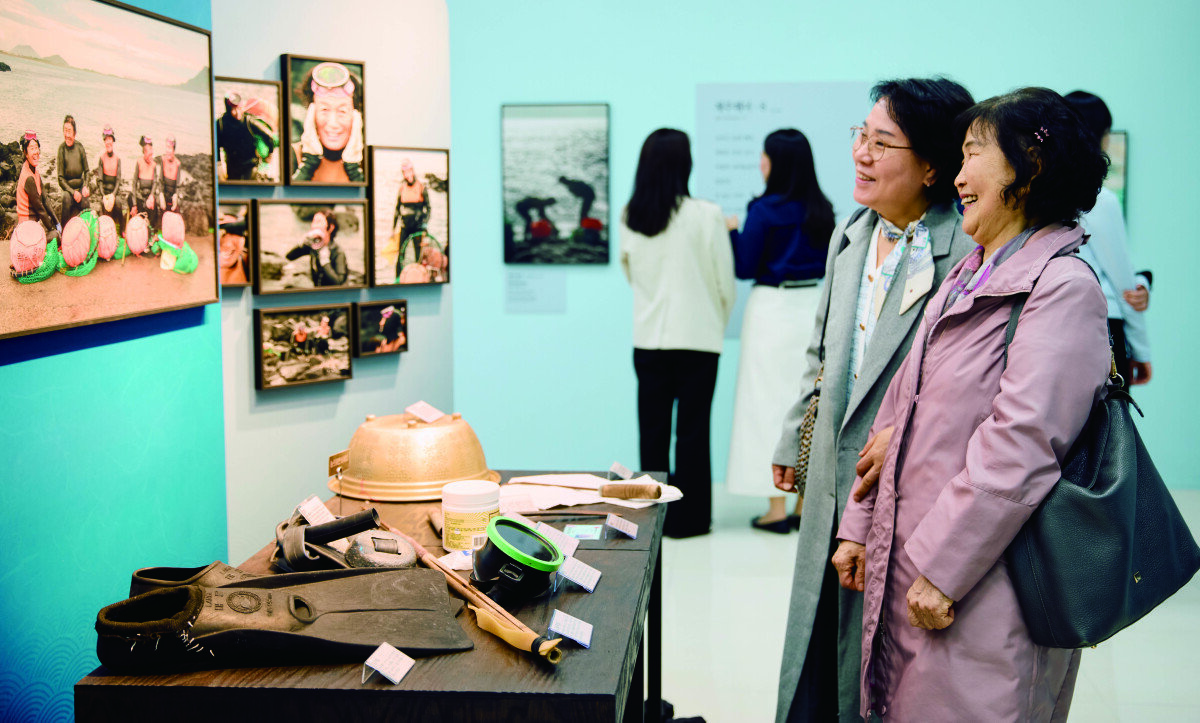 ‘새예루살렘 이매성전’에서 열린 ‘우리 어머니’ 글과 사진展을 찾은 관람객들이 작품을 감상하고 있다. 이 전시는 어머니의 사랑과 희생을 통해 가족애를 일깨우는 내용을 담고 있다. 하나님의 교회 제공