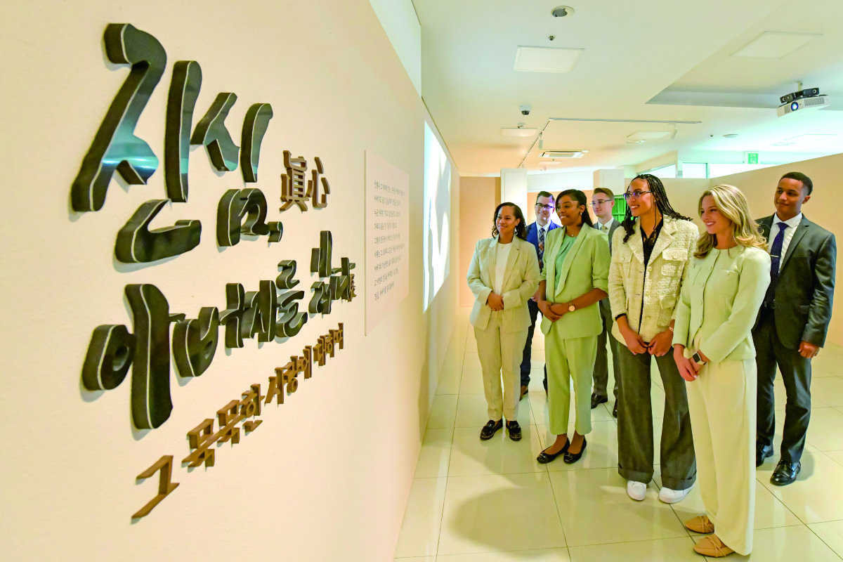 하나님의 교회 83차 해외성도방문단이 ‘진심, 아버지를 읽다’展(아버지전)을 관람하고 있다.