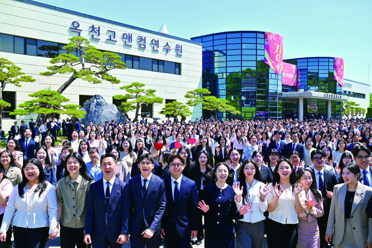 하나님의 교회가 5월 10일 충북 옥천군 옥천고앤컴연수원에서 개최한 문화행사에 참여한 신자들이 환한 웃음을 짓고 있다. 하나님의 교회 제공