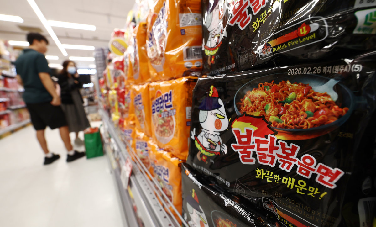 서울 시내 대형마트에 진열된 불닭볶음면. 뉴스1