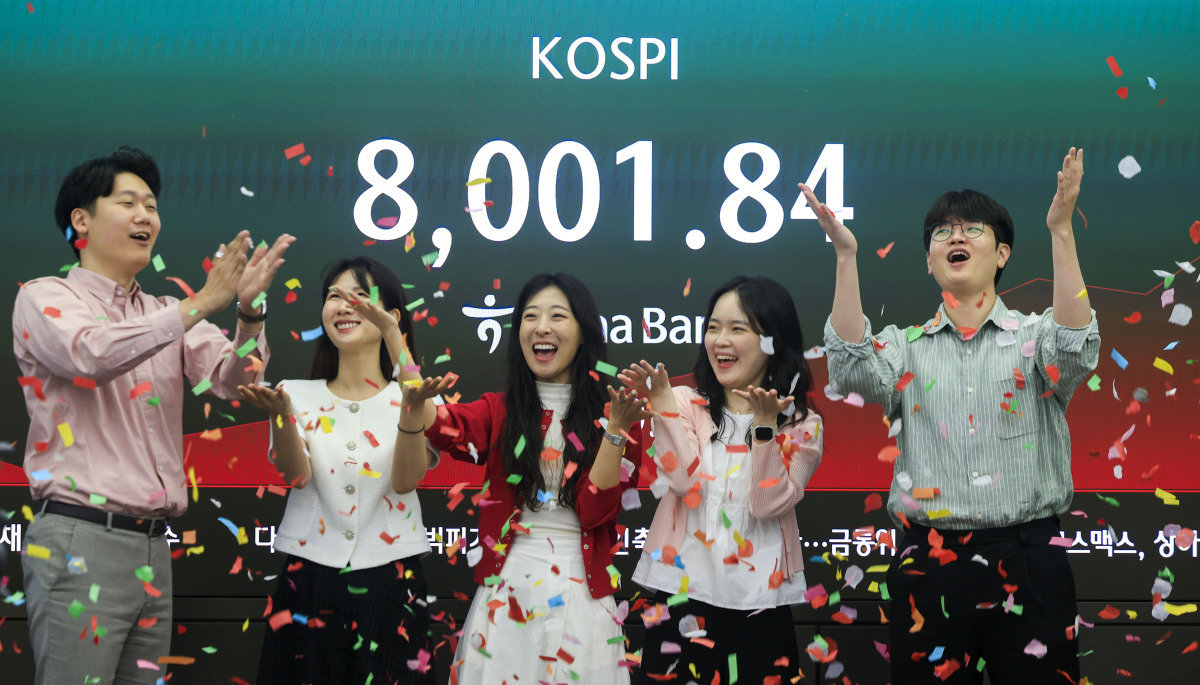 코스피가 8000을 넘어선 5월 15일 서울 중구 하나은행 딜링룸에서 직원들이 8000 돌파 세리머니를 하고 있다. 이날 코스피는 전 거래일(7981.41)보다 29.66포인트(0.37%) 하락한 7951.75로 출발해 개장 초 상승 전환했다. 뉴시스