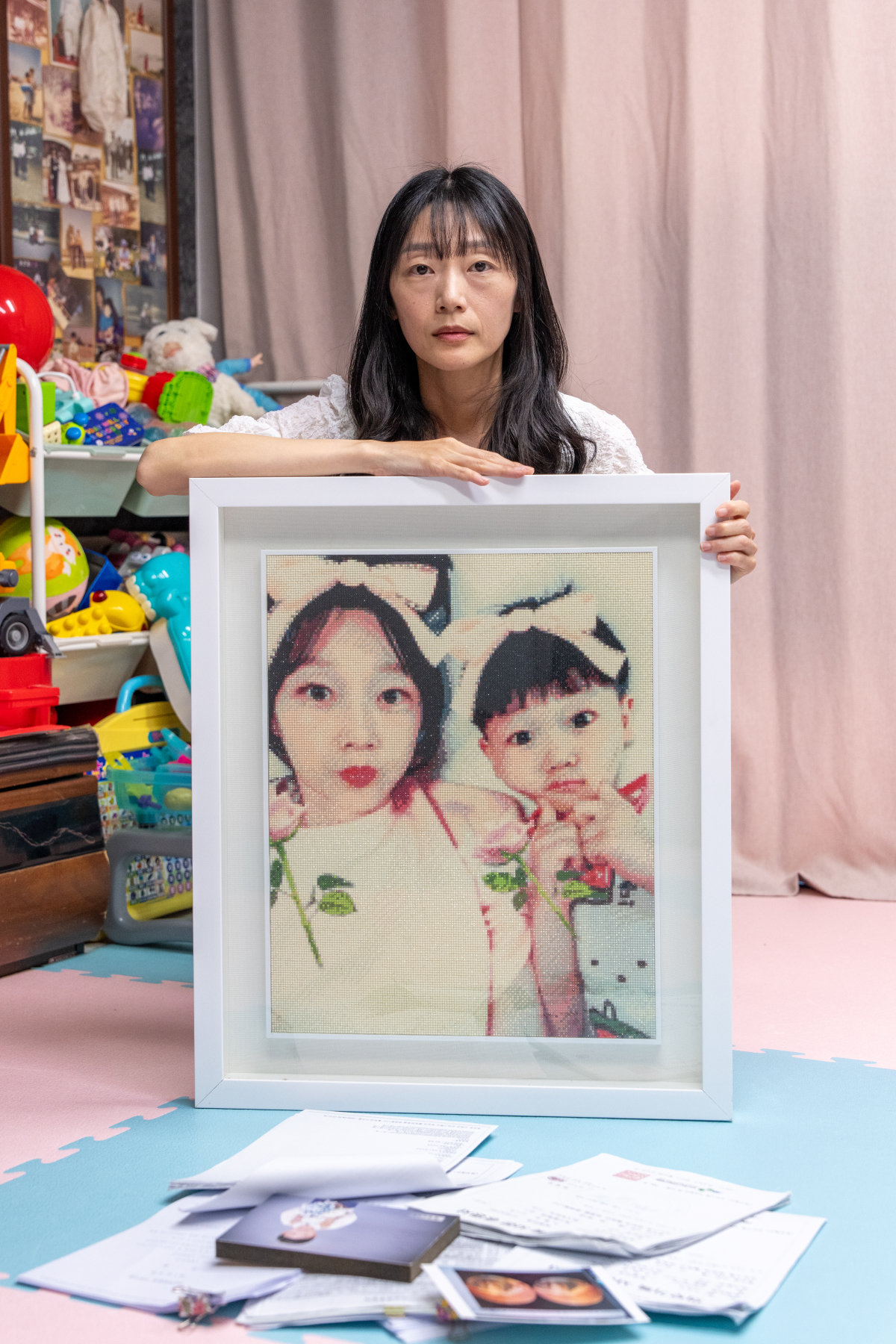 ‘응급실 뺑뺑이’로 만 4세 나이에 숨진 고(故) 김동희 군(액자 속 오른쪽)의 어머니 김소희 씨가 생전 아들과 찍은 사진을 들어 보이고 있다. 홍태식