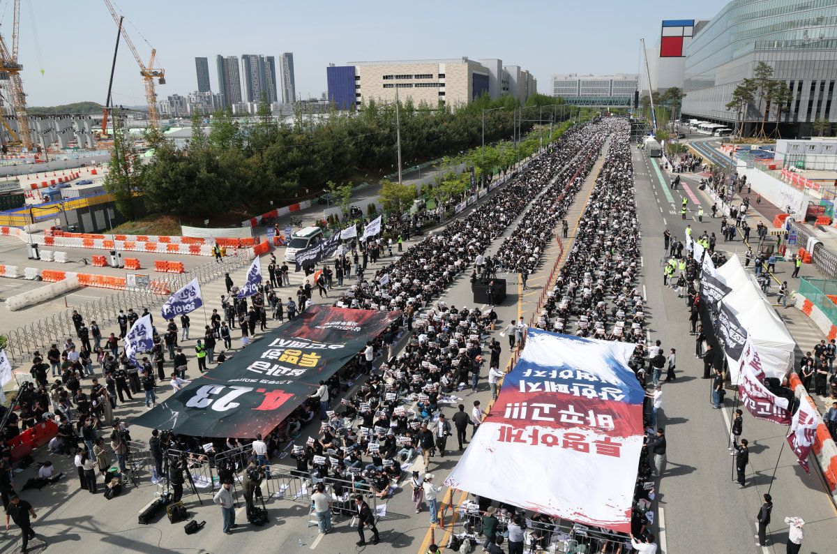 4월 23일 경기 평택시 삼성전자 평택캠퍼스에서 열린 삼성전자 노동조합 공동투쟁본부 ‘4·23 투쟁 결의대회’에서 조합원들이 구호를 외치고 있다. 동아DB