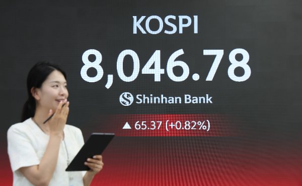 5월 15일 서울 중구 신한은행 본사 로비 스크린에 장중 8000을 넘기며 사상 최고치를 경신한 코스피가 송출되고 있다. 동아DB