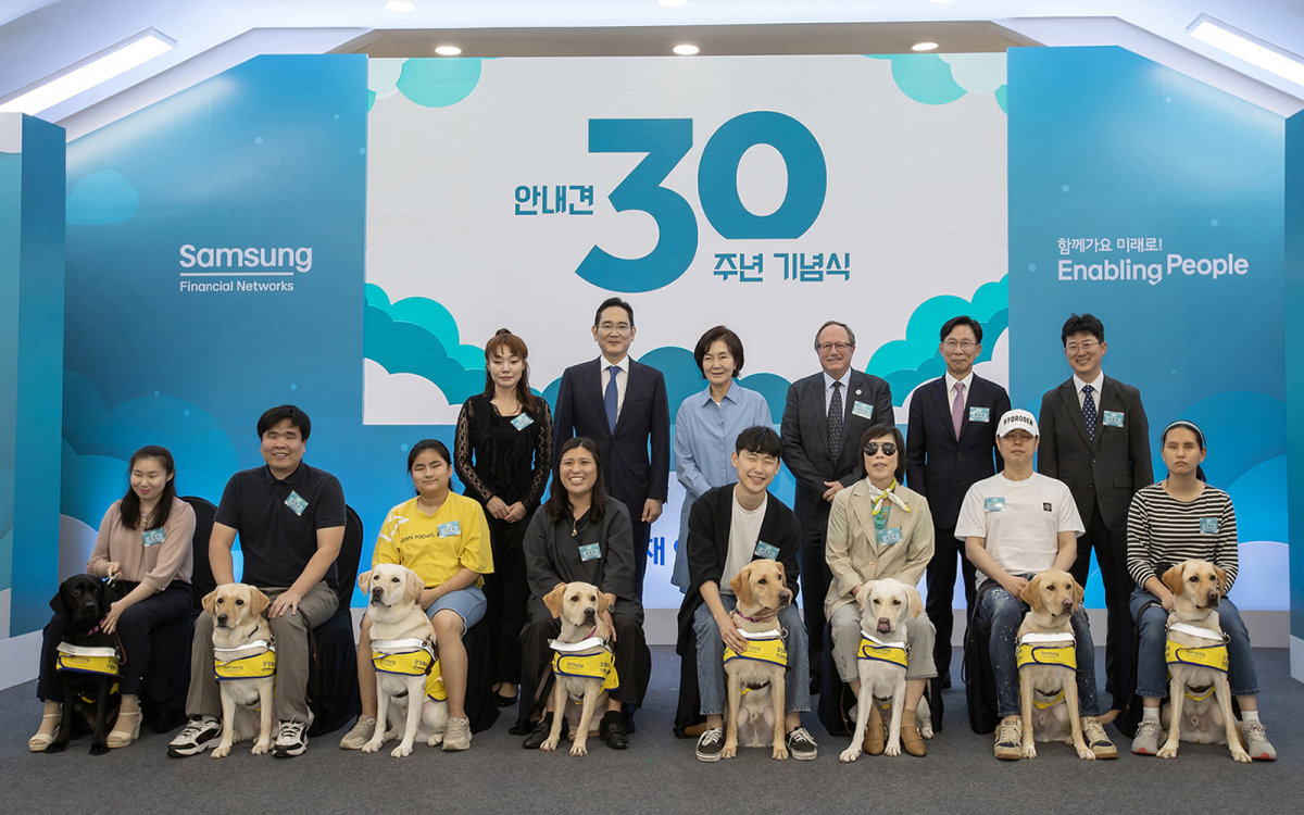 2023년 9월 19일 경기 용인시 삼성화재 안내견학교에서 열린 설립 30주년 기념식에서 이재용 삼성전자 회장(뒷줄 왼쪽에서 두 번째)이 안내견을 분양받은 시각장애인 파트너(앞줄) 등과 기념사진을 찍고 있다. 삼성전자 제공