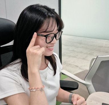 시어스랩이 개발한 ‘에이아이눈X’ 모델을 기자가 착용한 모습. 윤채원 기자 