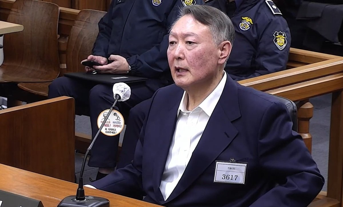 윤석열 전 대통령이 지난해 11월 19일 서울중앙지방법원에서 열린 한덕수 전 국무총리의 내란 중요임무 종사 등 혐의 공판에 증인으로 출석해 발언하고 있다. 서울중앙지법 제공