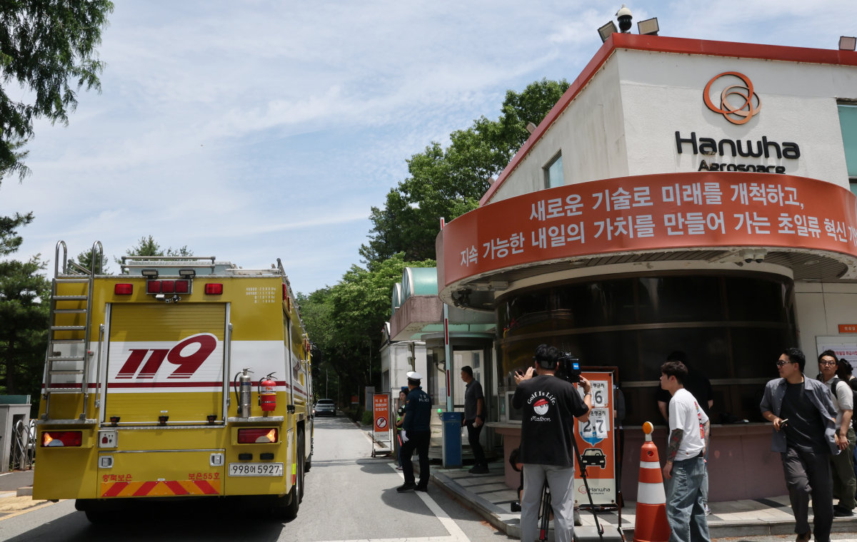 6월 1일 대전 오전 유성구 외삼동 한화에어로스페이스 대전사업장에서 화재가 발생해 소방 차량이 화재 현장으로 이동하고 있다. 뉴스1