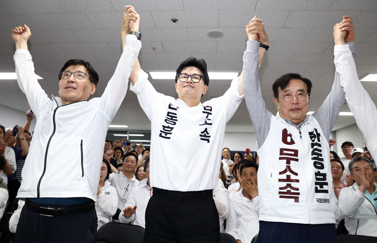 한동훈 당선인이 6월 4일 새벽 부산 북구 선거사무소에서 당선이 확정되자 감사인사를 하고 있다. 뉴스1