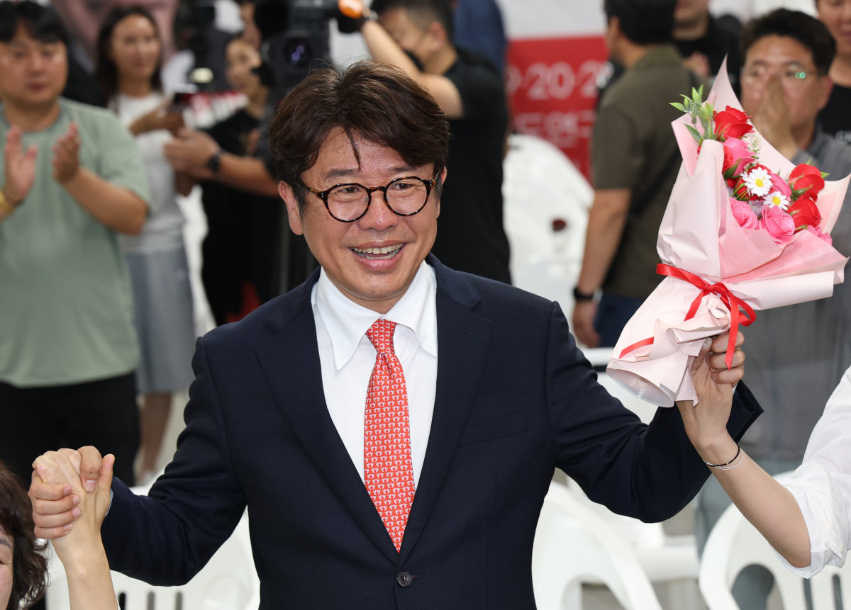 경기 평택을 국민의힘 유의동 당선인이 6월 4일 선거사무소에서 지지자들의 환호에 답하고 있다. 뉴스1