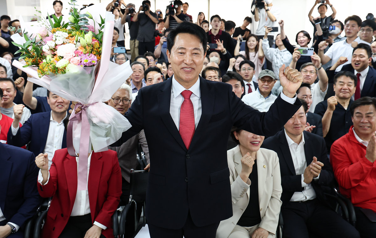 6·3 지방선거에서 당선된 오세훈 국민의힘 서울시장 후보가 6월 4일 서울 종로구 선거사무소에서 꽃다발을 들고 지지자들의 환호에 답하고 있다. 뉴스1