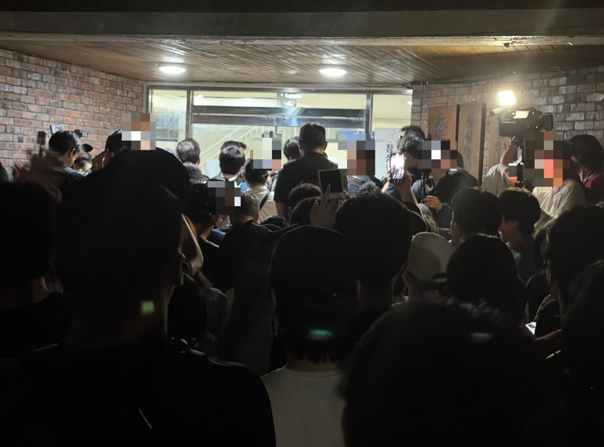 6월 4일 새벽 1시경 투표용지 부족 사태가 발생한 서울 송파구 잠실7동 제2투표소 앞에 주민과 취재진 등이 몰려있다. 홍중식 기자