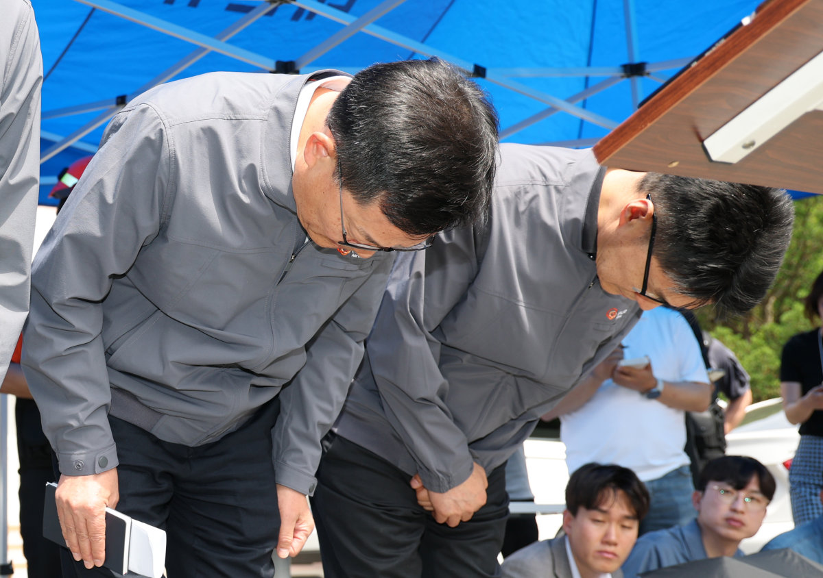 손재일 한화에어로스페이스 대표이사(왼쪽)가 6월 1일 대전 유성구 한화에어로스페이스 대전사업장 앞에서 이번 사고에 대해 사과하고 있다. 뉴스1  