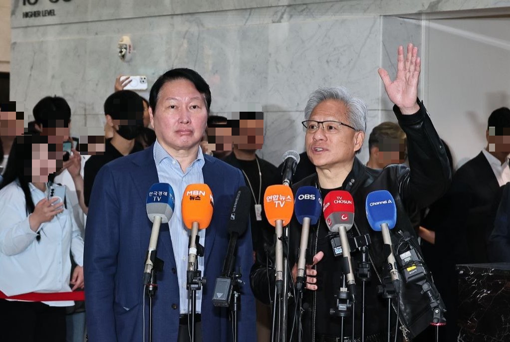 젠슨 황 엔비디아 최고경영자(CEO·오른쪽)와 최태원 SK그룹 회장이 6월 8일 오전 서울 종로구 SK사옥에서 SK와 엔비디아의 장기 기술 파트너십을 발표하고 있다. 동아DB