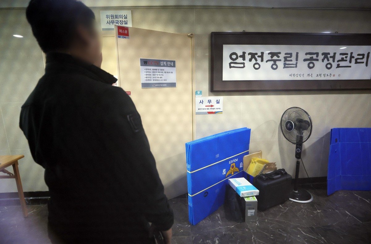 6·3 지방선거 투표용지 부족 사태를 수사 중인 경찰이 6월 11일 서울 송파구선거관리위원회를 압수수색 하고 있다. 뉴시스