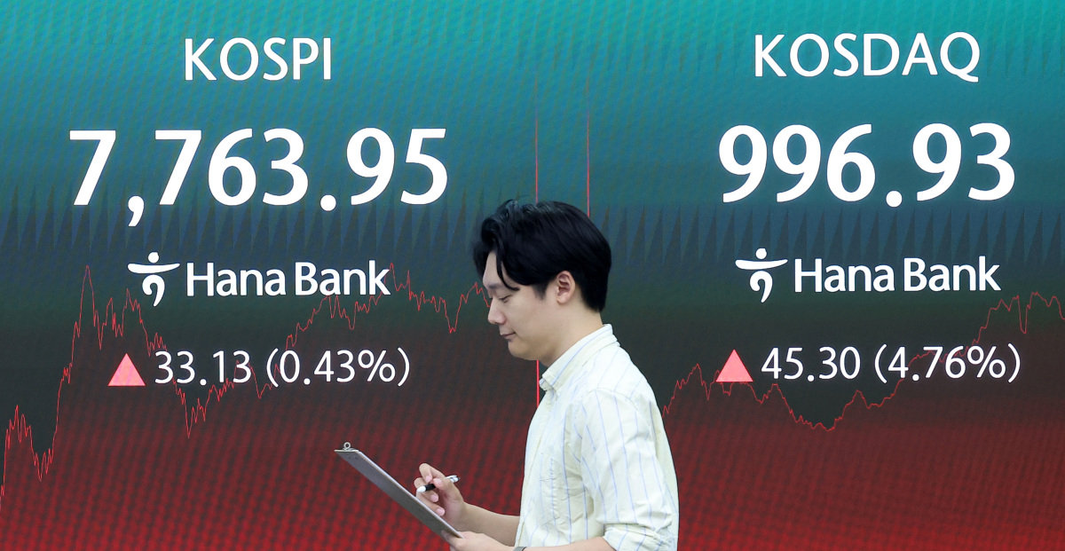 6월 11일 서울 중구 하나은행 본점 딜링룸 전광판에 코스피 종가가 표시돼 있다. 이날 코스피는 전일 종가 대비 33.13포인트(0.43%) 오른 7763.95에 장을 마쳤다. 뉴스1