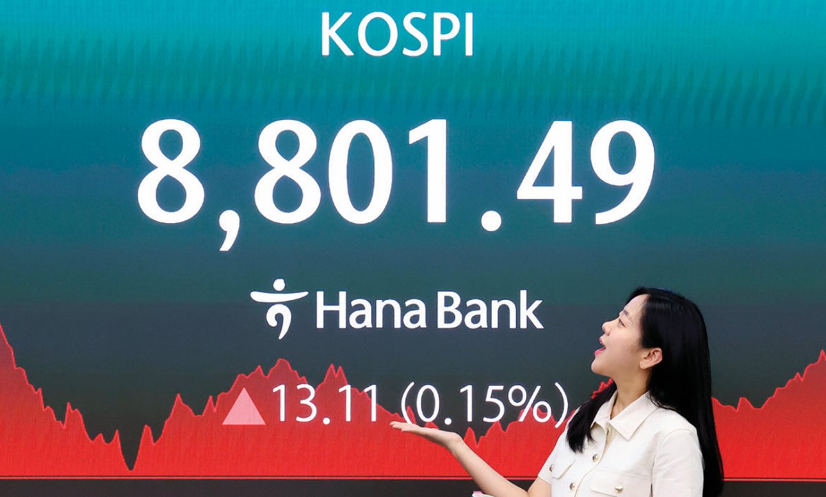 코스피는 6월 2일 8801.49에 마감하며 종가 기준 사상 최고치를 경신했다. 뉴스1