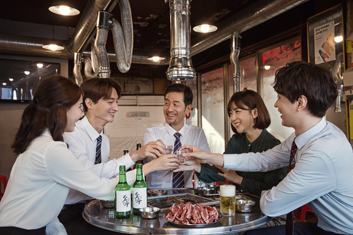 평소 얌전하던 사람이 술을 마시고 공격적인 행동을 하는 이유는 감정과 본능을 담당하는 변연계를 통제할 전두엽의 활동이 알코올에 의해 억제되기 때문일 수 있다. GETTYIMAGES