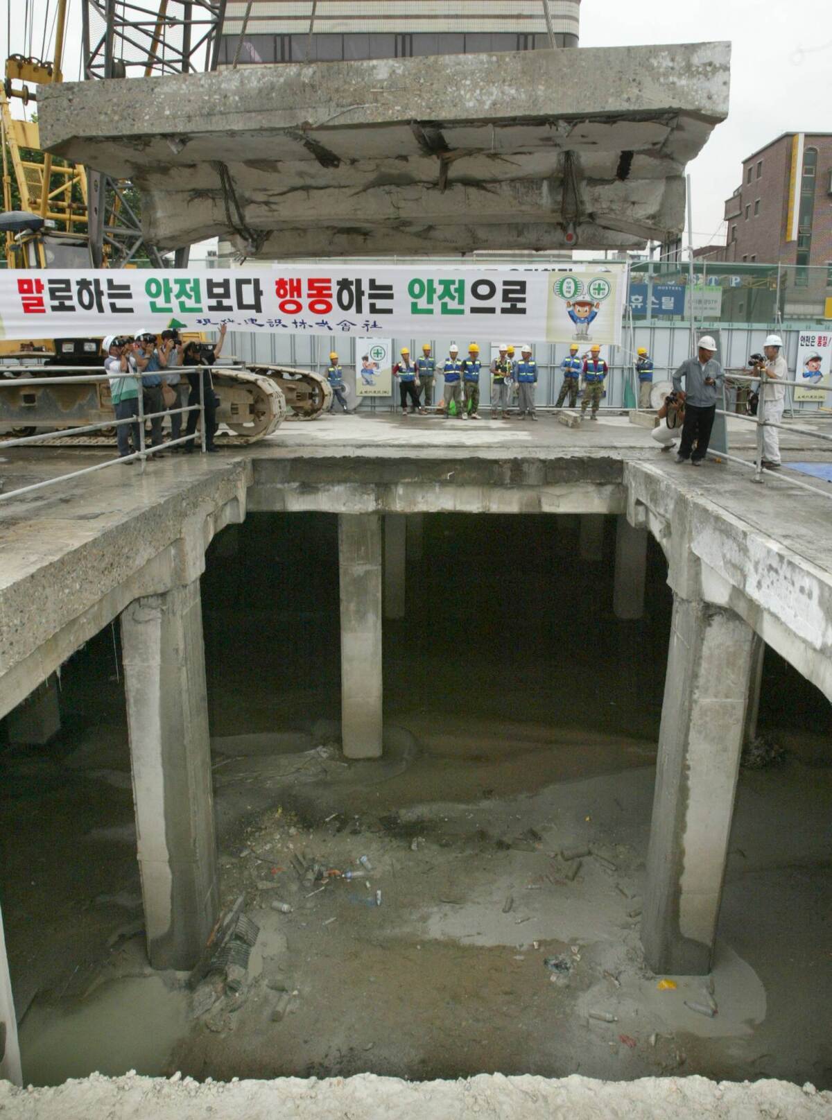 2003년 8월 청계천 복원공사 현장. 청계천을 덮고 있던 도로를 철거하자 30여년 동안 갇혀 있던 물길이 모습을 드러냈다. 동아DB
