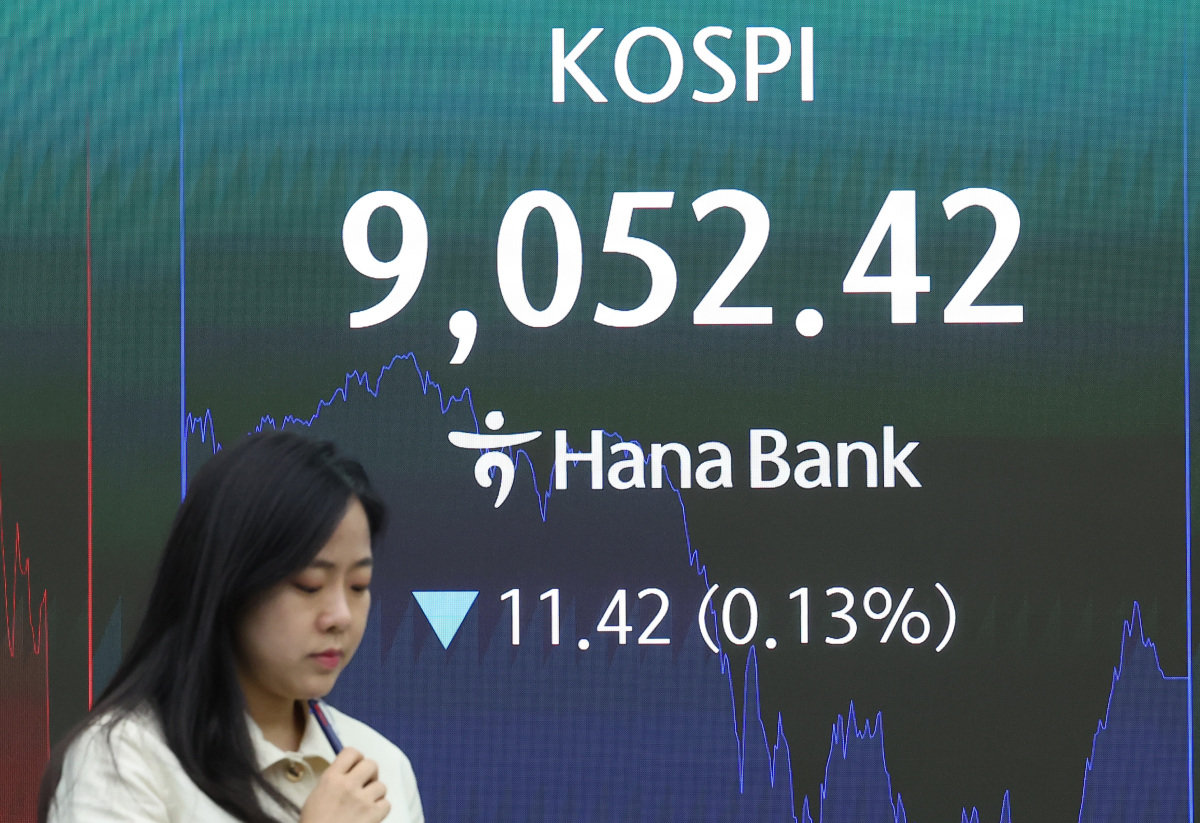 코스피 지수가 장중 최고치를 경신한 후 하락 마감한 6월 19일 서울 중구 하나은행 본점 딜링룸 전광판에 종가가 표시돼 있다. 이날 코스피는 전일 종가와 비교해 11.42포인트(0.13%) 하락한 9052.42로 마감했다. 뉴스1