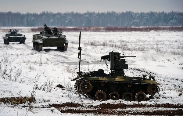 러시아의 무인 지상 차량(UGV) 쿠리어. 최근 우크라이나가 파괴한 ‘북한제 로봇 무기’는 UGV에 방사포를 얹은 것으로 보인다. 러시아 즈베즈다TV 캡처