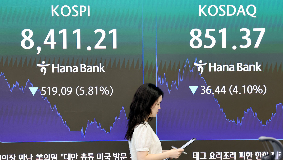 올해 코스피가 랠리를 거듭하면서 주식투자에 관심을 갖는 청소년도 늘고 있다. 6월 26일 서울 중구 하나은행 딜링룸에 코스피 종가가 표시돼 있다. 뉴시스