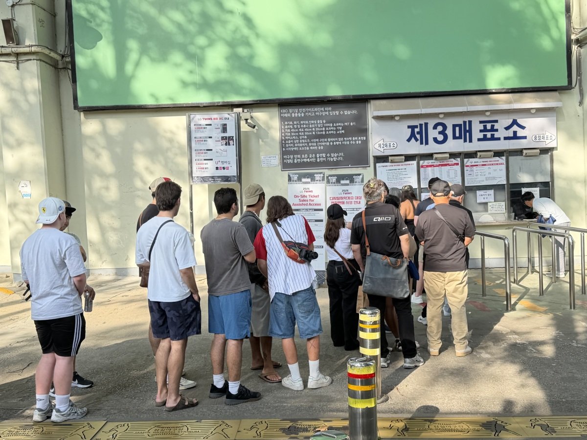 6월 11일 오후 서울 잠실야구장 매표소에 입장권을 구매하려는 외국인들이 줄을 서 있다. 김윤정 기자