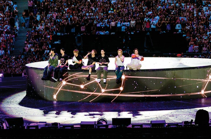 BTS(방탄소년단)가 7월 17일(현지 시간) ‘BTS 월드투어 아리랑 인 파리’에서 팬들에게 감사 인사를 전하고 있다. 빅히트뮤직 제공