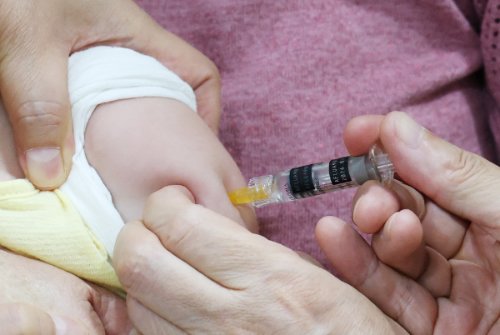 일찍 찾아온 독감 유행 비상… 어르신 무료 백신 접종 당겨졌다