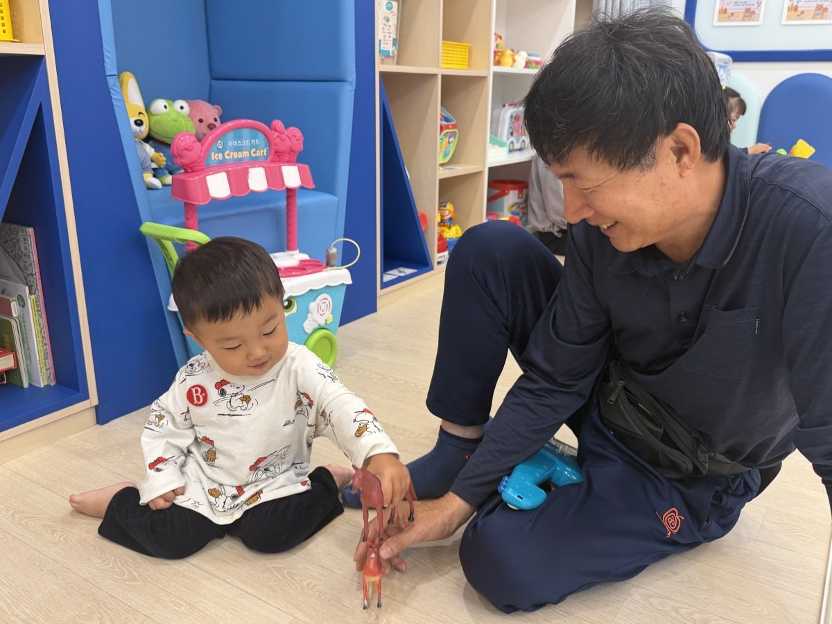 손주 보느라 집 옮기고 일 접은 조부모들… ‘황혼 육아’의 그늘