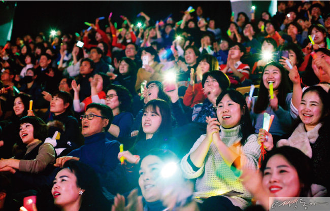 ‘새생명 사랑의 콘서트’를 함께하는 관객들도 행복한 감동으로 열기를 더했다.