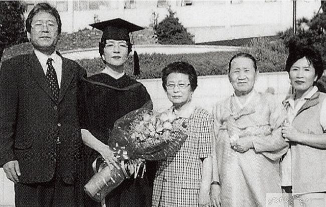 김 장관의 서강대 대학원 졸업식 기념사진. 김 장관의 오른쪽 두 어르신은 양가 어머니, 맨 왼쪽은 남편 민긍기 창원대 교수다.