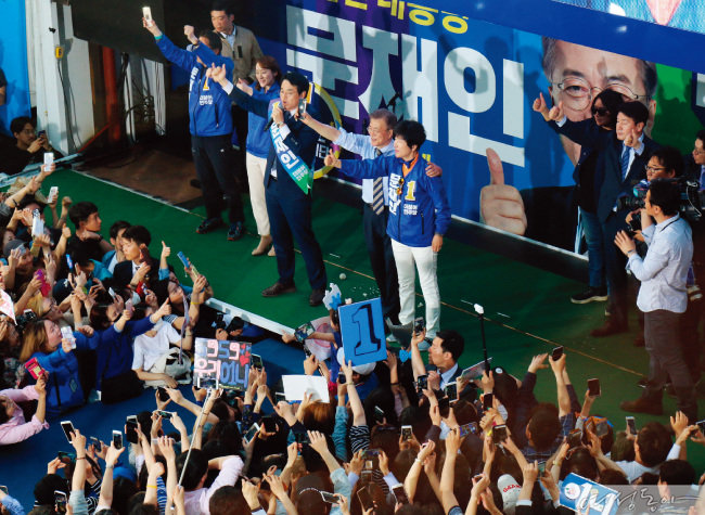 지난해 장미 대선에서 문재인 더불어민주당 후보와 함께 유세를 하고 있는 김영주 장관(오른쪽). 당시 김 장관은 문 후보의 선대위 서울시당을 이끌었다.