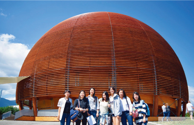 2016년 유럽입자물리연구소(CERN) 견학을 간 브랭섬홀 아시아 학생들. 노벨물리학상 수상자 8명을 배출한 이 연구소는 ‘힉스 입자’를 발견한 곳으로 유명하다.