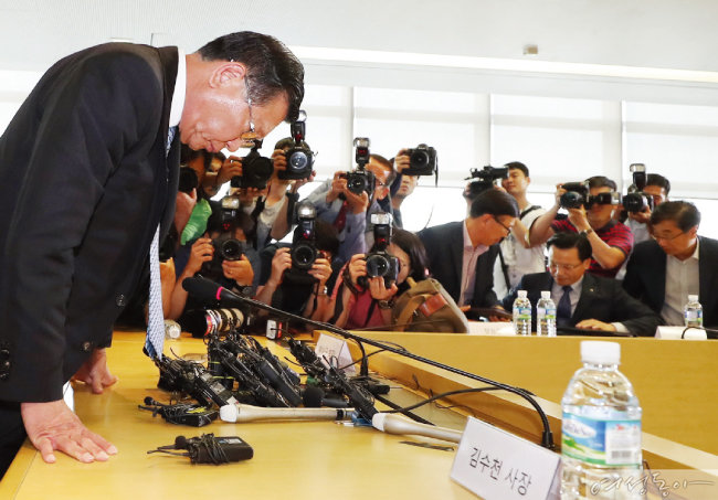 박삼구 금호아시아나그룹 회장이 7월 4일 서울 종로구 사옥에서 기자회견을 열고 기내식 대란으로 물의를 빚은 점에 대해 머리 숙여 사과했다. 