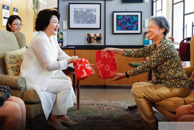 싱가포르 총리 부인에게 
평창 패럴림픽 현수막으로 만든 에코백을 선물한 김정숙 여사. 