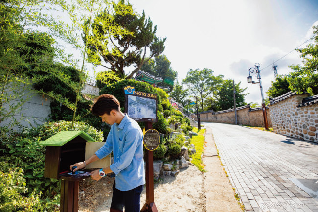 수잔이 첫번째 한국 걷기길 여행을 기념해 강화성당에서 스탬프를 찍었다.