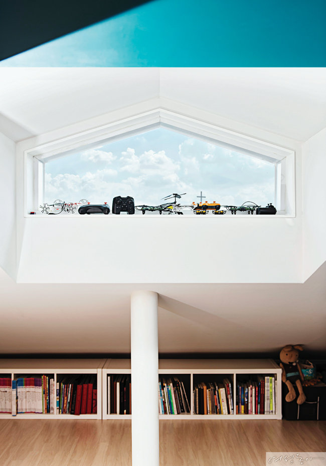 박공 지붕 형태를 살려 디자인한 다락 창문.